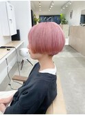ホワイトピンク/襟足刈り上げショートボブ/ハイトーンカラー