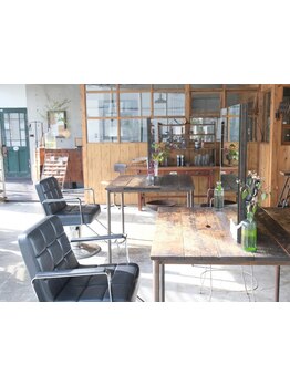 余白のある空気に包まれる隠れ家サロン。ゆったり流れる時間の中で、日常の慌ただしさを手放し心が落ち着く