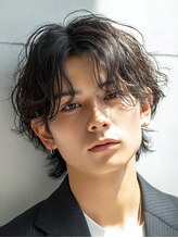 《センターパートに合わせるなら波巻きパーマ♪》自然な動きと清潔感で、オフィスシーンにも◎