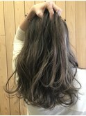 グラデーションベージュ。根本暗め、毛先明るめ。