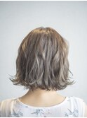 切りっぱなしグレージュウェーブボブ
