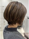 襟足をすっきり引き締めた、メリハリのあるショートボブスタイル
