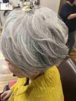 ラパス(LAPAZ) 襟足スッキリ、トップはふんわり。80代の軽やかレイヤーヘア