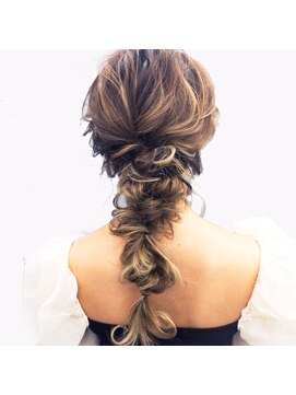 ビューティーサロンラエラ(Beauty salon laera) エアリーな編みおろし/ハイライト　結婚式や二次会　抜け感ヘア