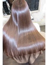 当店自慢の2種類の髪質改善メニューでお客様の髪のお悩みを解決するとともに、理想の艶髪を実現します！