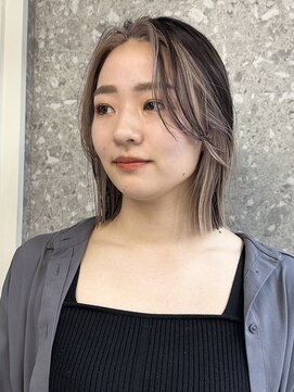 サンク 原宿 表参道(cinq) インナーカラーボブミルクティーベージュ黒髪イヤリングカラー