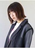 顔周りレイヤーと外ハネで動きのある切りっぱなしボブ/前髪あり