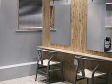 サンプラス(san+)の雰囲気（洗練された、無垢なインテリア (ボブ/レイヤーカット/ブリーチ)）