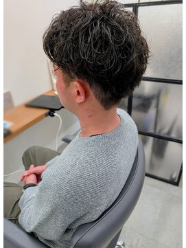 ビジネスシーンにもおすすめ。" 強めワンカールパーマ"