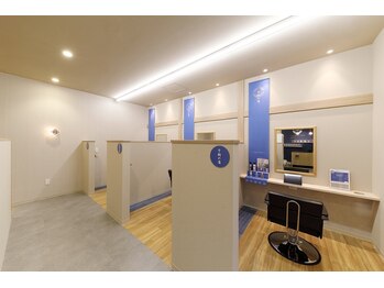 kiRaku豊川八幡店　半個室の白髪染めとヘッドスパ専門店の写真/【全席半個室】周りの目を気にせず気楽に過ごせる。施術中の姿が見られない、心地よい自分だけの空間。