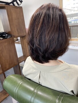 シュクルヘアー(Sucre Hair) ふんわりトップレイヤー前上りボブ