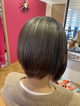 スノウ(snow) ブルーカラー＋ハイライトの前下がりボブ