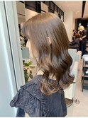 艶々ブラウンヘア巻き髪ミディアムレイヤーなし前髪カット