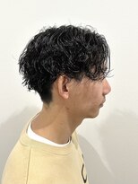 ヒュイル バイ ニアウ(Hwyl by Niau)&nbsp;ツイストスパイラルパーマメンズカットパーマセンターパート