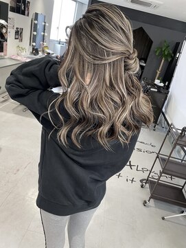 キング(K!ng) ハイライトカラーミルクティーベージュレイヤーカット