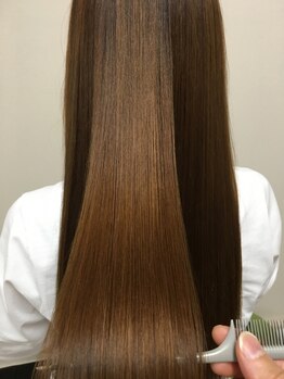 シュシュ(chou chou)の写真/《クリスタル縮毛矯正+カット¥12100》『矯正=髪が傷む』を覆す大人気Menu！輝くツヤ感とシルクの手触りに◎