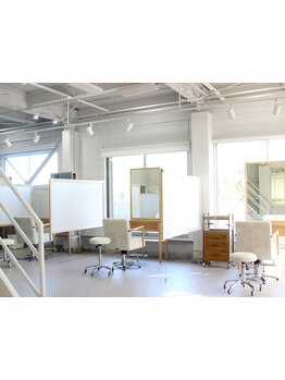 カットブースはすべて全席半個室♪丁寧なカウンセリングと高い技術で理想のスタイルに＊髪のお悩みも解決◎