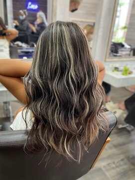 カルフール ロハス 草加東口店(Carrefour LOHAS) ホワイトグレージュ・ハイライトカラー・ギャル系・ケアブリーチ