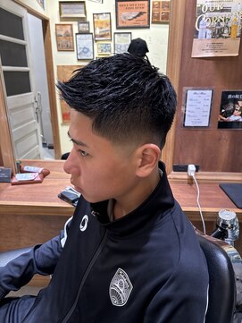 フォーコーナーズ(Four Corners) フェザーアップ/スパイキーショート/スキンフェード/バーバー/