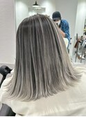 セミロングアンプレラカラーミルクティーグレージュクラゲヘア