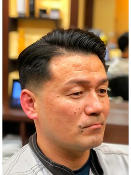 キングズバーバーショップ ツービッツ(King's Barbershop 2-bits) フェード