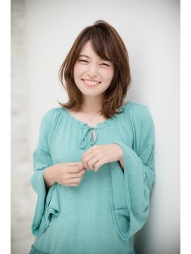 ルーチェ 綱島(Luce) 前髪が可愛いミディアムクラシカル斜めバングヴェールウェーブ