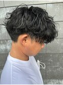 センターパート波巻きパーマツーブロック刈り上げメンズパーマ