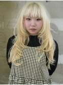 ロングのブロンド/厚めレイヤー