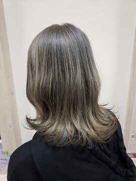 カットインファーチェ CUT IN face 外ハネミディアム×グレージュカラー