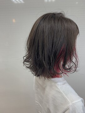 クウ(KU.) 切りっぱなしボブ×インナーカラー