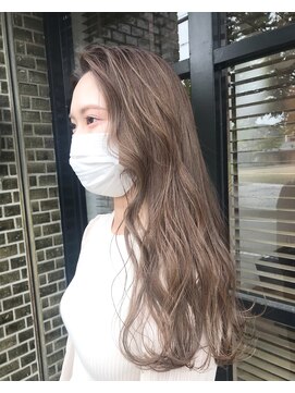 ヘアデザイン ソラ(Sola) 透明感シルバーベージュ 無造作ウェーブロング前髪なし