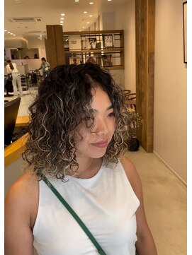 シアン 矢場町店(CYAN.) ブリーチハイライトにスパイラルパーマ×海外風パーマ