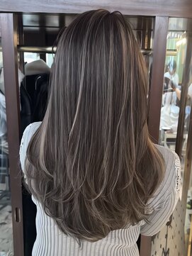 スリー(three) グレージュハイライト