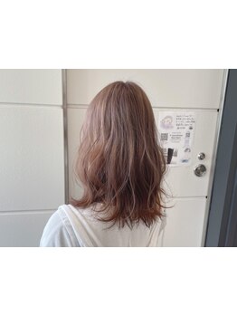 白髪でも明るくオシャレに染めたい方に◎頭皮に優しい薬剤を使用し、ダメージレスに仕上げます。