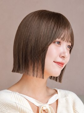 オーラ オモテサンドウ(Aura omotesando) 切りっぱなしミニボブ×シースルーバング×艶グレージュ