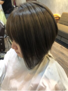 レヴィーマム(Revie mum) 前下りボブカット＝モノトーンカラー