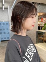 インナーカラーベージュイヤリングカラーミディアムレイヤーボブ