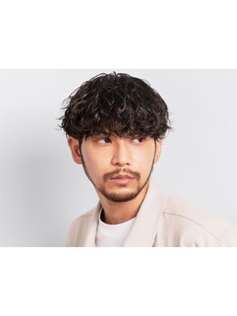 強めリッジが人気の《波巻きパーマ》にヒゲや眉毛を整えることで色気のある大人男子に*[原宿/メンズカット]