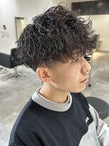 ヒュイル バイ ニアウ(Hwyl by Niau)&nbsp;メンズマッシュパーマ波巻スパイラルパーマニュアンスパーマ眉毛