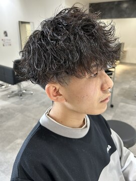 ヒュイル バイ ニアウ(Hwyl by Niau) メンズマッシュパーマ波巻スパイラルパーマニュアンスパーマ眉毛