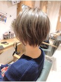 オン眉ショート　ナチュラルレイヤーマロンブラウン耳かけボブ