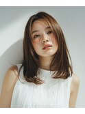 透け感ストレートの艶セミロング