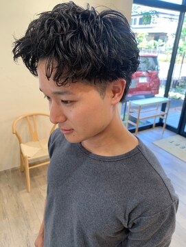 シフト(SHEEFT) 黒髪暗髪アップバング ツーブロックマッシュ フェザーパーマ