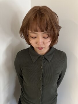 トナリ(tonari) 少しオレンジ味を感じるブラウンベージュ