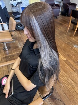 ビハツヤ(BIHATSU-YA) グレージュにシルバーインナーカラー