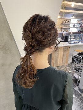 クロ(KURO.) 編み下ろしダウンポニー