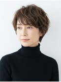 「くせ毛」を味方に。ふんわりボリュームで叶う若見えショート