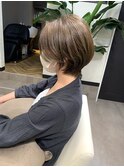 脱白髪染めハイライト×大人上品な丸みショートボブ
