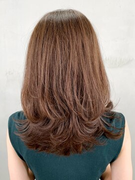 アルバム 銀座(ALBUM GINZA) レイヤーミディ_フォギーベージュ耳かけウェーブパーマ_ba294962