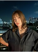ミディアムヘアは軽めのベージュで！